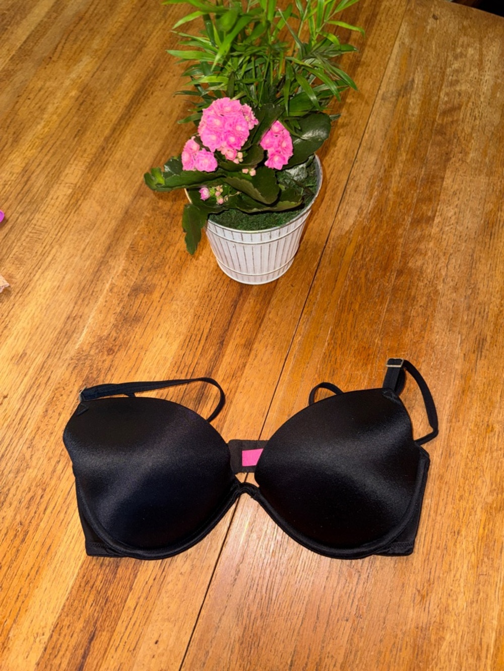 PINK Victoria's Secret Black Smooth Molded T-Shirt Bra with Pink Accent